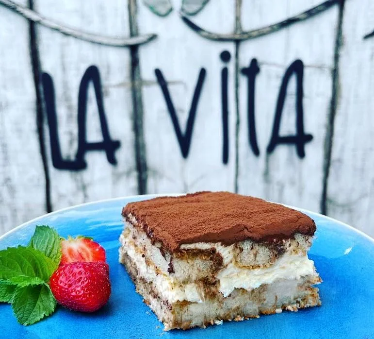 Domáce tiramisu s jahodou na modrom tanieri v La Vita da Ricardo